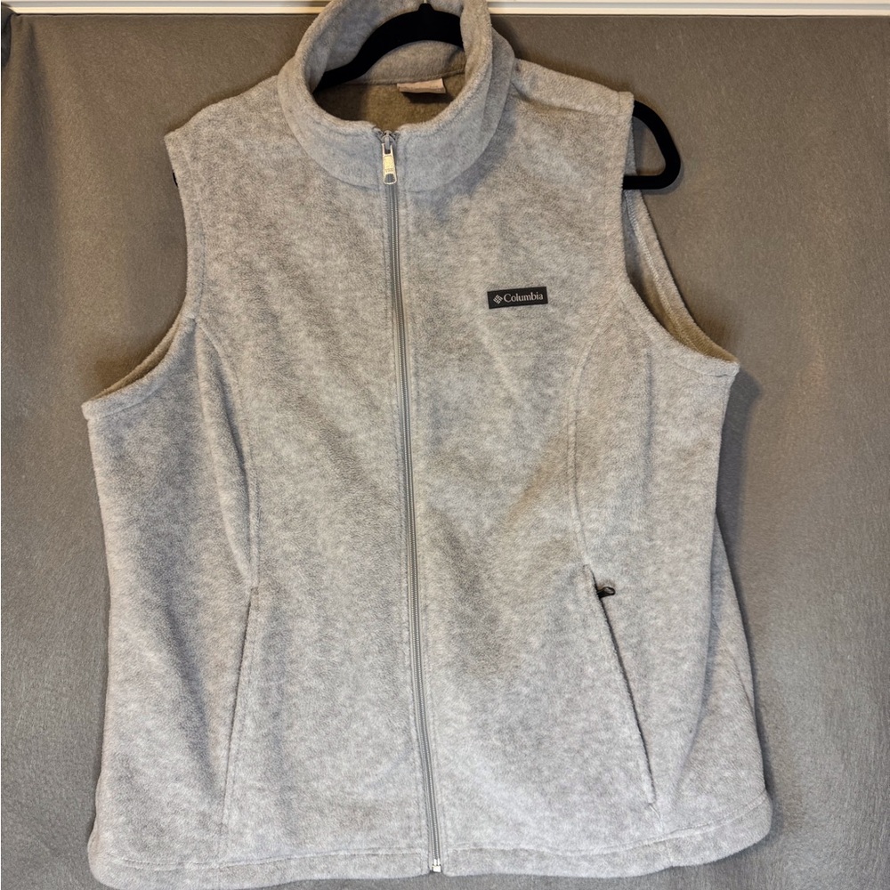 Columbia Light Gray Fleece Vest. Excellent Condition.